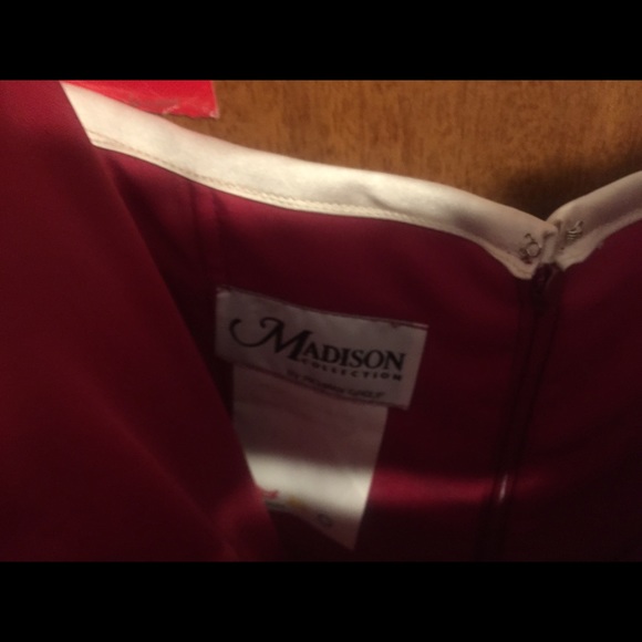 Red gown - Picture 4 of 5